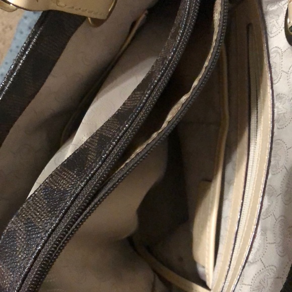 Lightly used Michael Kors 3 compartment purse - Picture 4 of 4